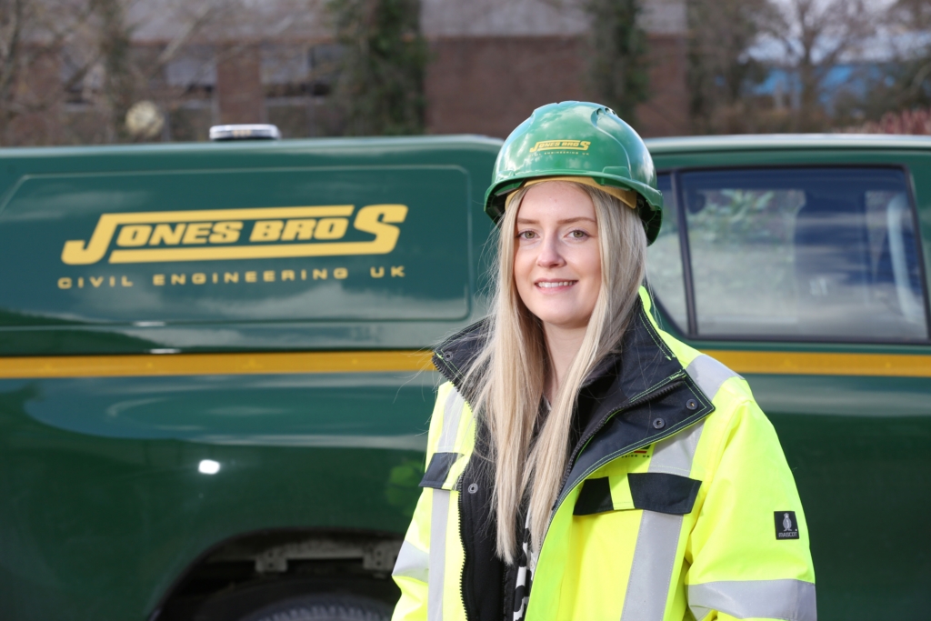Quantity surveyor Samantha reaps the benefits of pursuing an apprenticeship